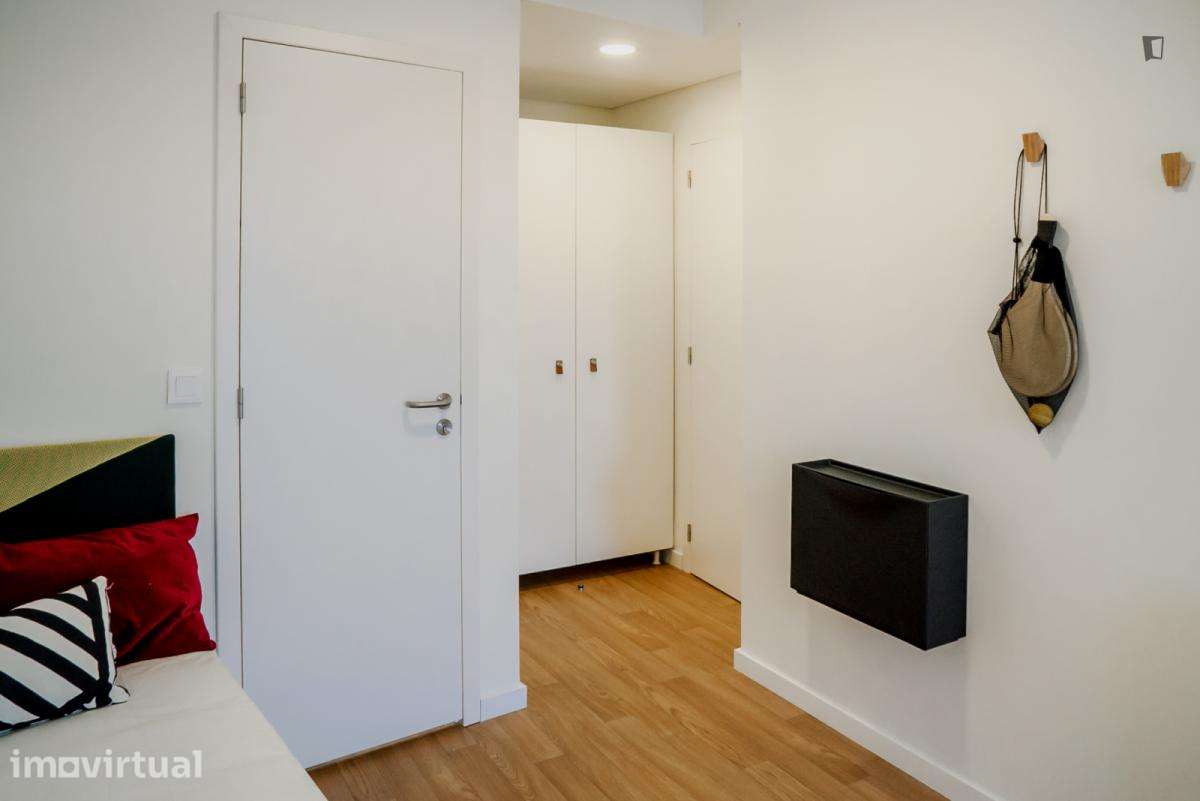 Quarto - localizado em Paranhos Porto - Grande imagem: 2/5