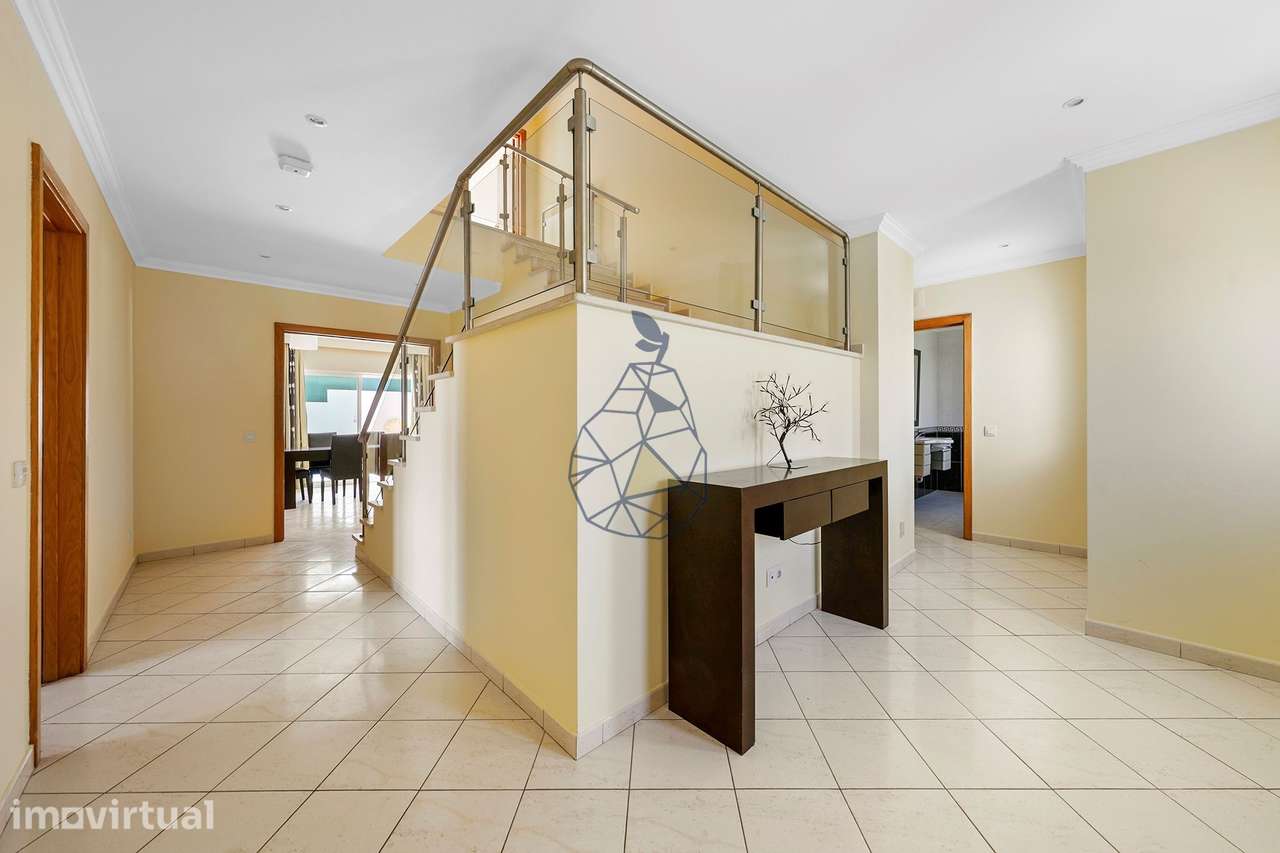 Moradia T5 com Piscina Privada, Jardim e 5 Suites em Montechoro, Albuf - Grande imagem: 4/60