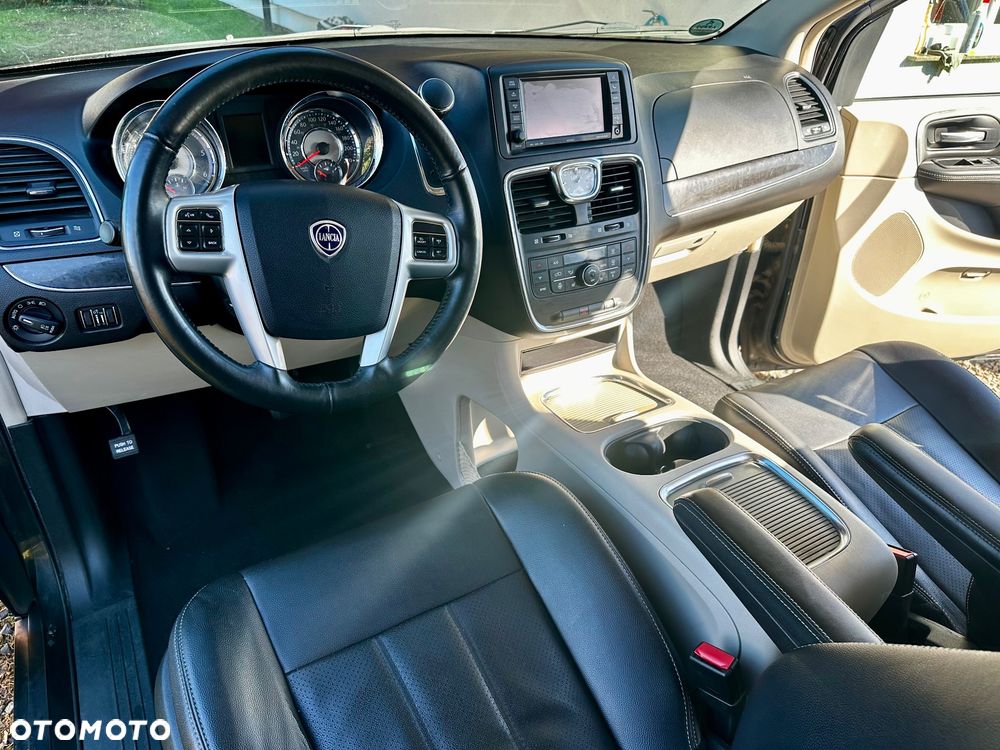 Lancia Voyager - 14