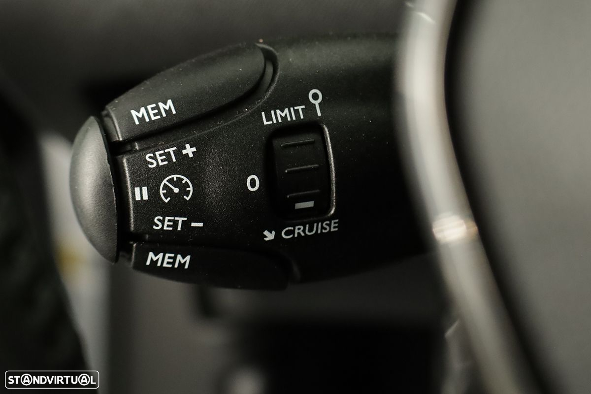 Peugeot 2008 1.2 PureTech Allure - 18