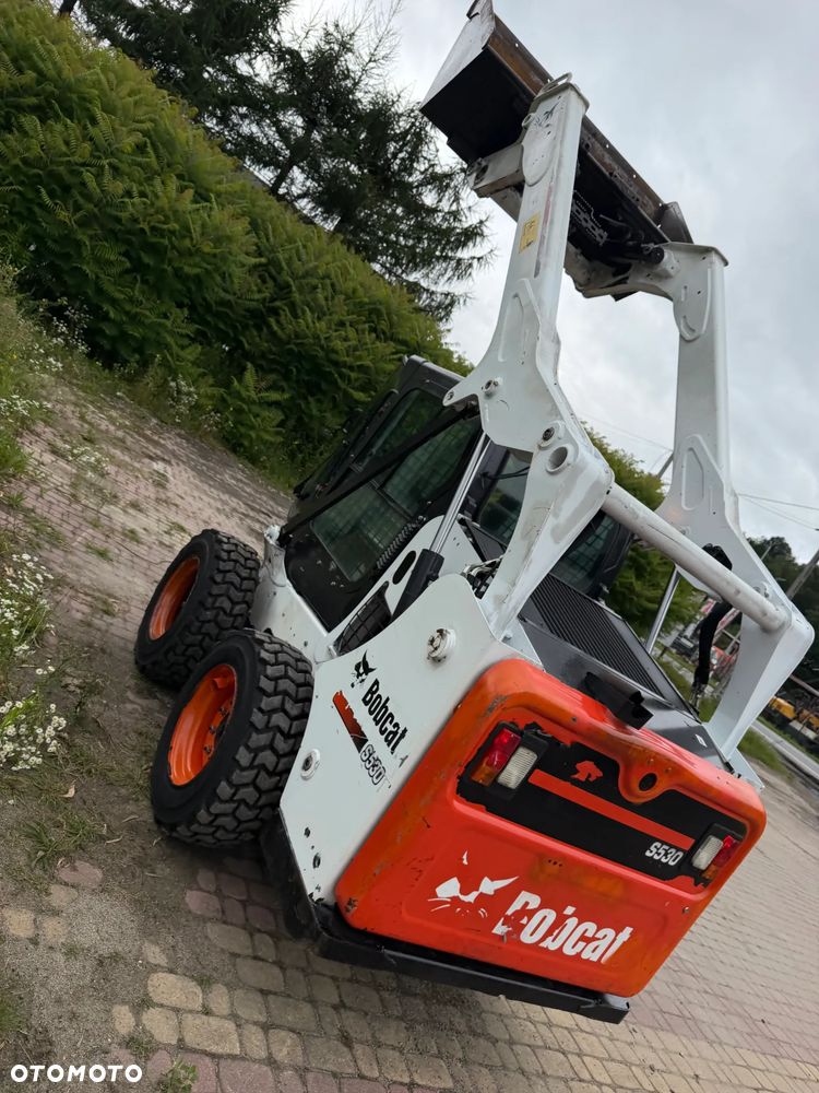 Bobcat S530. Ładowarka 4x4 wózek terenowy. Łyżka. Pełne sterowanie z dżojstika jazda i praca. Aktualne serwisy DEKRA 2026r. Silnik Kubota 4cyl 55km. Maszyna Jak Nowa z Salonu! Pochodzi z Norweskiego Gospodarstwa! 2020 rok 1724 mtg! Zero luzów i wycieków. Bardzo mocna i wydajna maszyna o małych gabarytach! Idealna do stajni oraz Budownictwa. OKAZJA TANIO 3 wyjścia Hydrauliczne pod urządzenia!! Wszystkie opony jak nowe .Kabina ogrzewana pełne szkło + drzwi. Po serwisach. Potężna moc. OKAZJA - 25