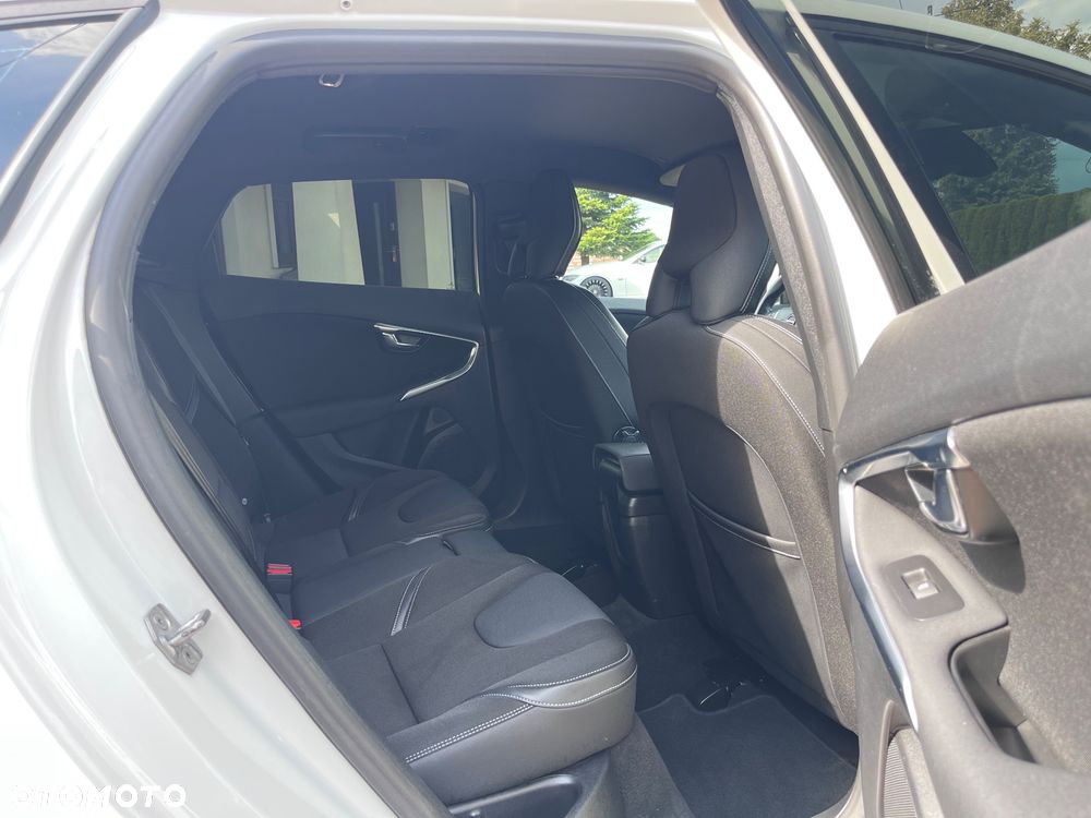 Volvo V40 D2 Drive-E Momentum - 19