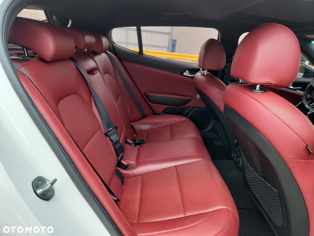 Kia Stinger - 10