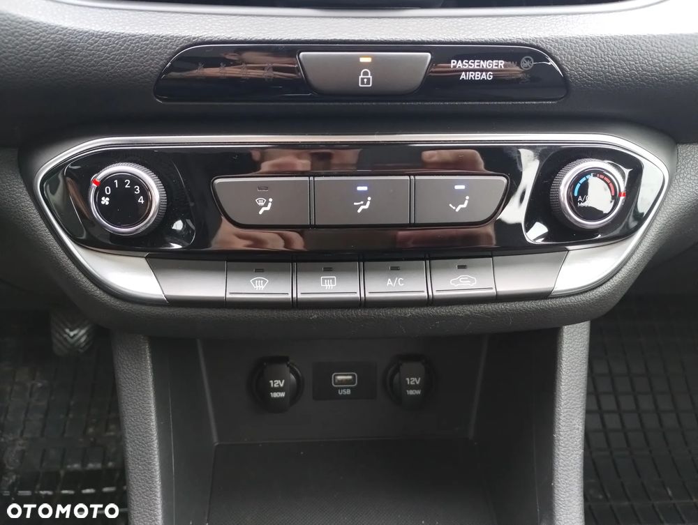 Hyundai i30 1.5 DPI Classic + - 19