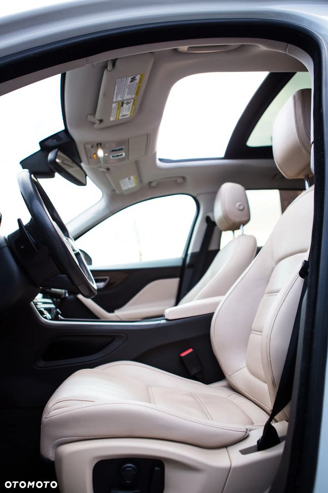 Jaguar F-Pace 25t AWD Prestige - 11