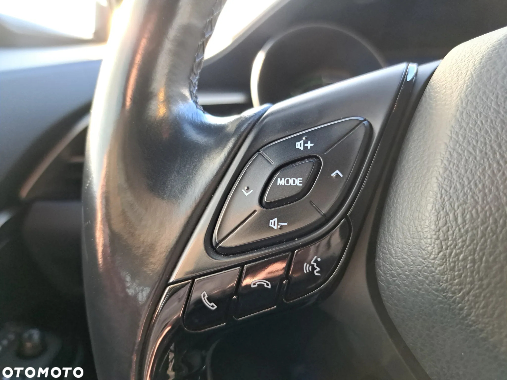 Toyota C-HR 1.8 Hybrid Neon Lime powered by JBL - 13