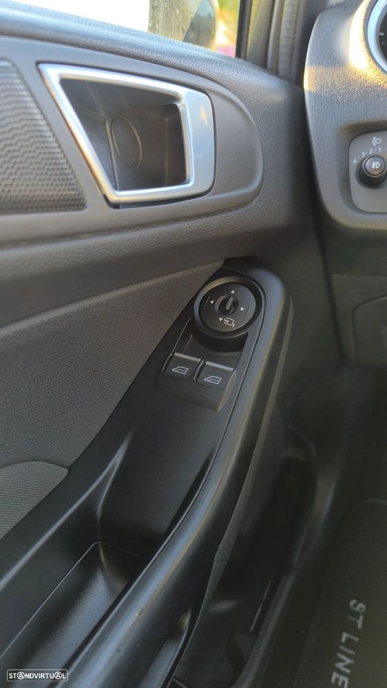 Ford Fiesta 1.5 TDCi S&S ST-LINE - 24