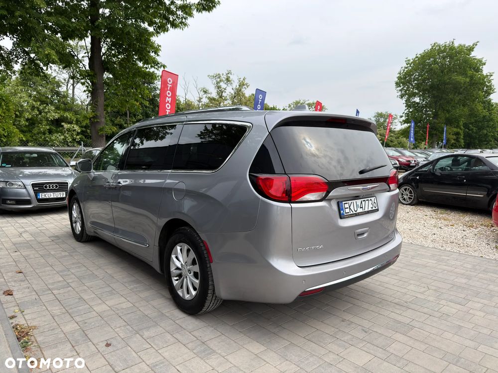 Chrysler Pacifica - 14