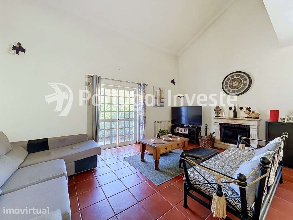 Moradia T4 com excelentes áreas e grande potencial na Quinta do Conde - Grande imagem: 4/31