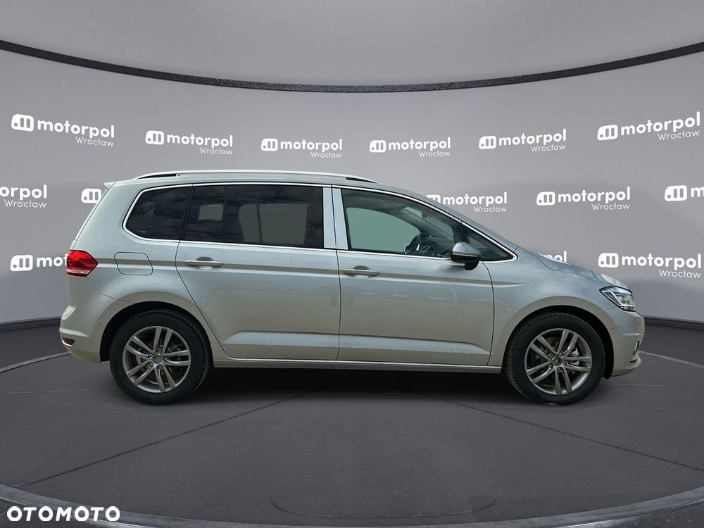 Volkswagen Touran - 12