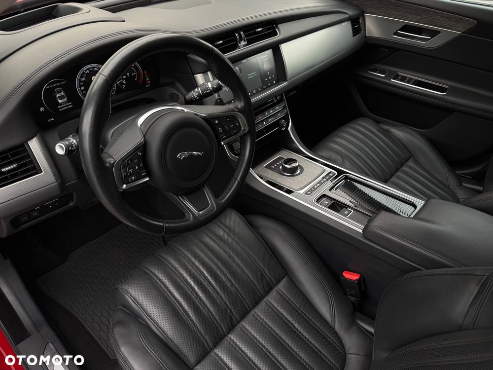 Jaguar XF 30d Portfolio - 14