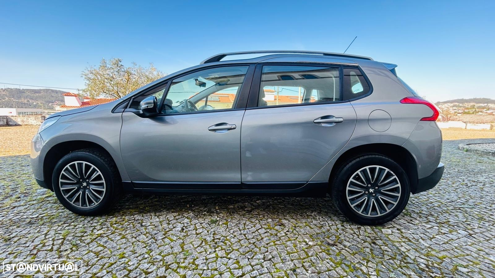 Peugeot 2008 1.2 PureTech Allure - 4