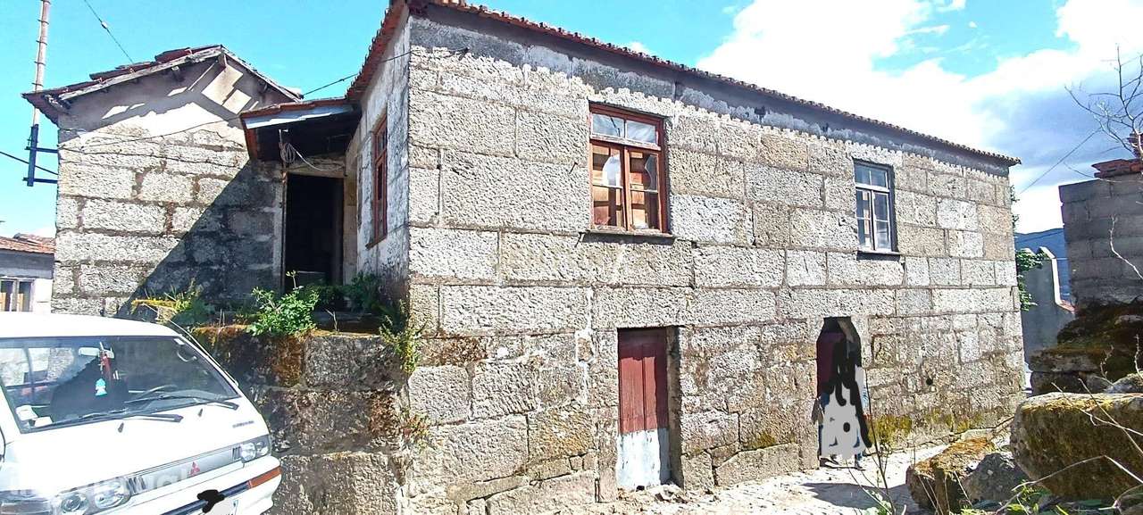 Belíssima moradia centenária de pedra com três quartos em Santa Marinh - Grande imagem: 2/35