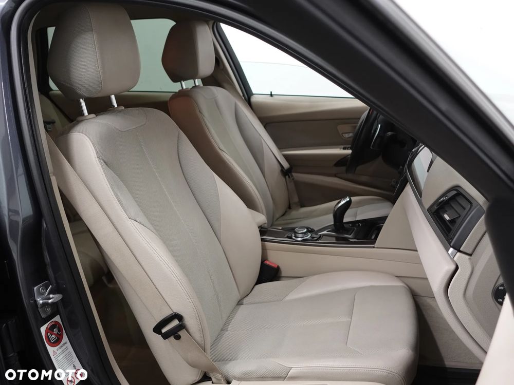 BMW Seria 3 320d xDrive Modern Line - 26