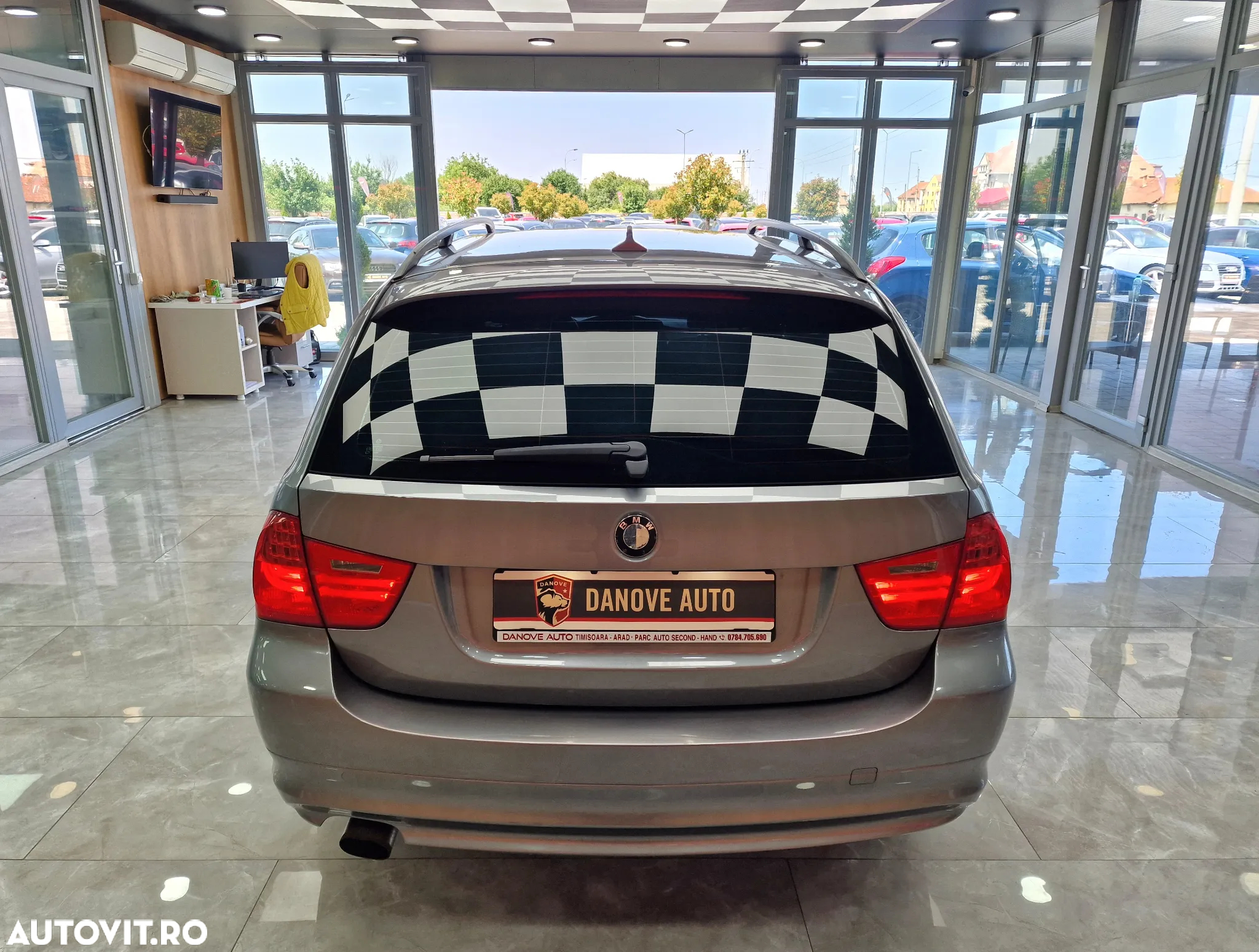BMW Seria 3 318d DPF Touring - 11