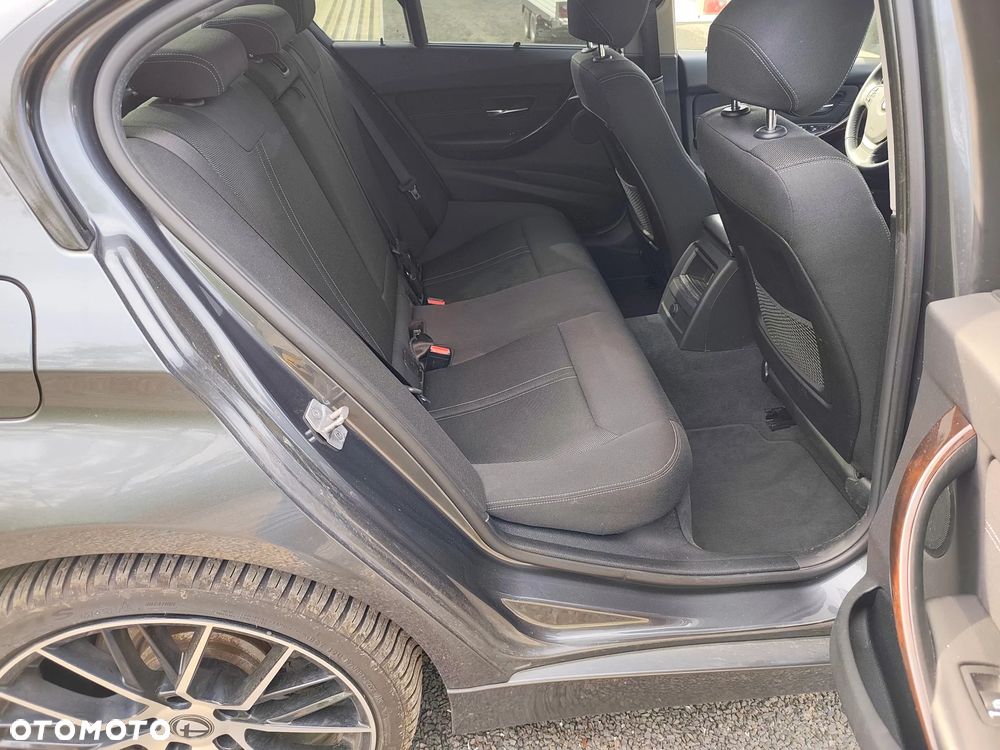 BMW Seria 3 330d xDrive Luxury Line - 37