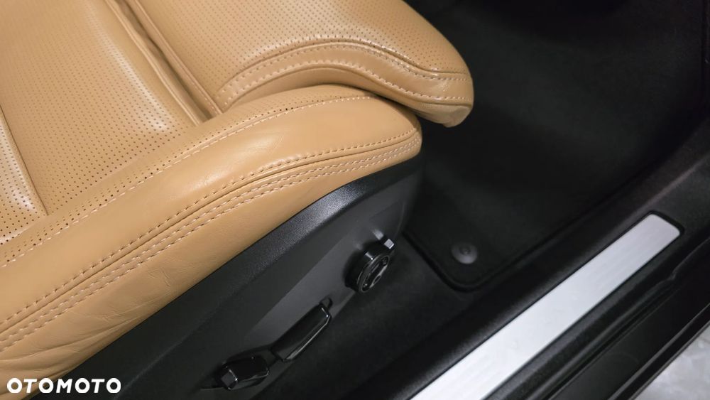 Volvo XC 60 B4 D AWD Plus Dark - 21