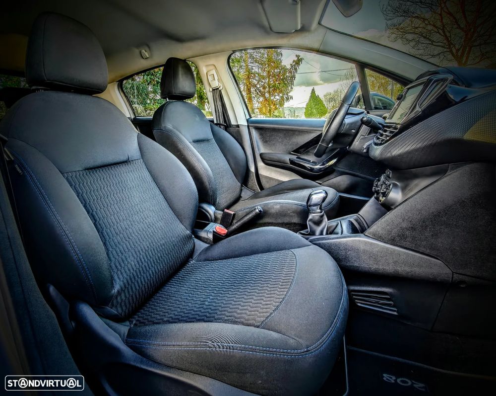 Peugeot 208 PureTech 110 Stop & Start Signature - 11