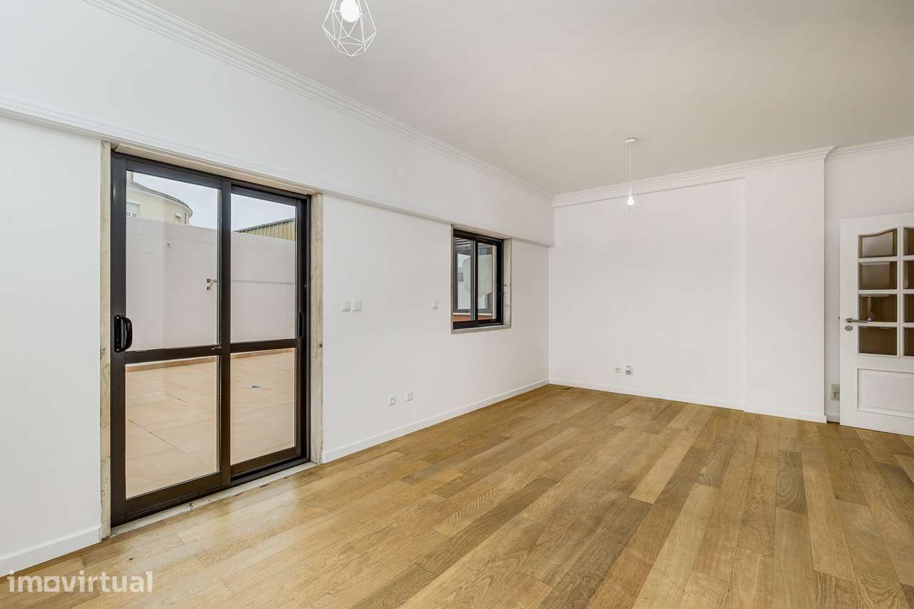 T2 RENOVADO COM TERRAÇO PRIVATIVO DE 50 m², GARAGEM E ARRECADAÇÃO - Grande imagem: 3/25