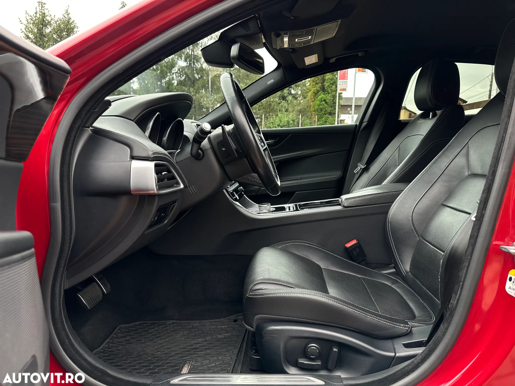 Jaguar XE RWD S - 26