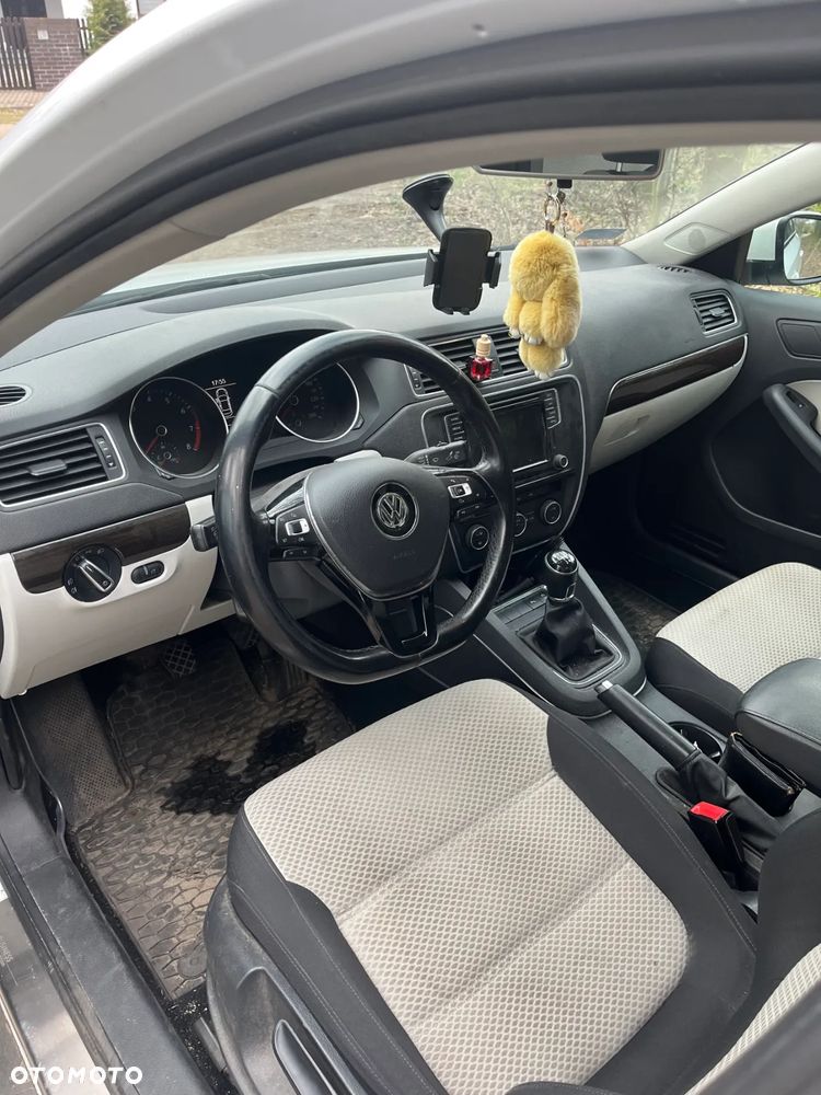 Volkswagen Jetta - 11