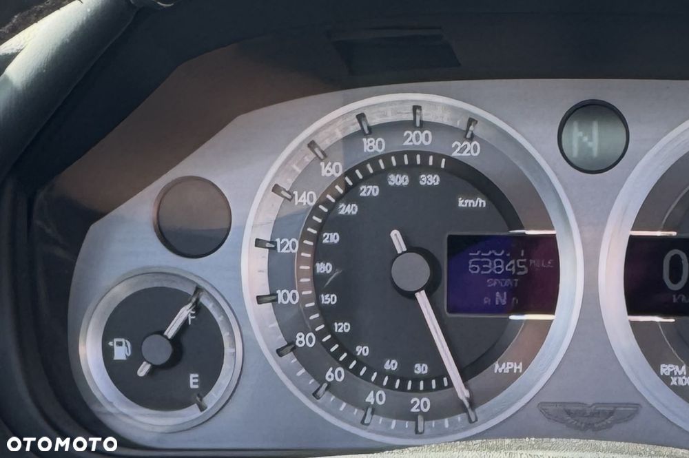 Aston Martin V8 Vantage - 12