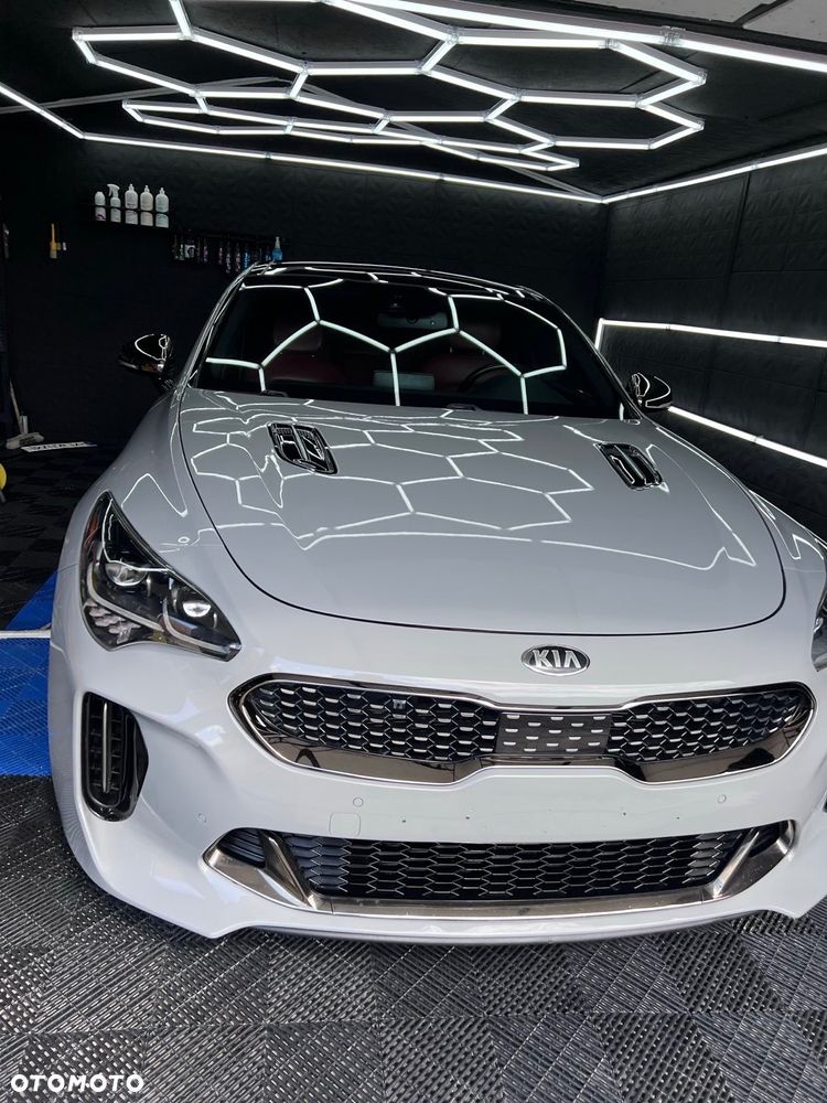 Kia Stinger - 1