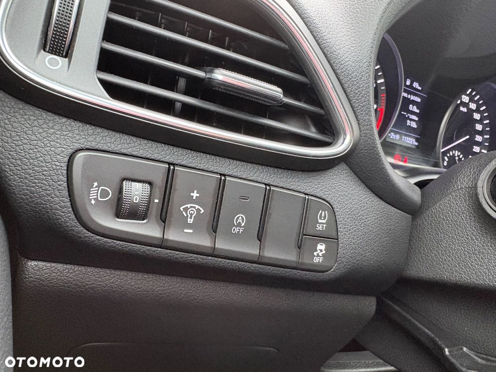 Hyundai i30 1.5 DPI Classic + - 17