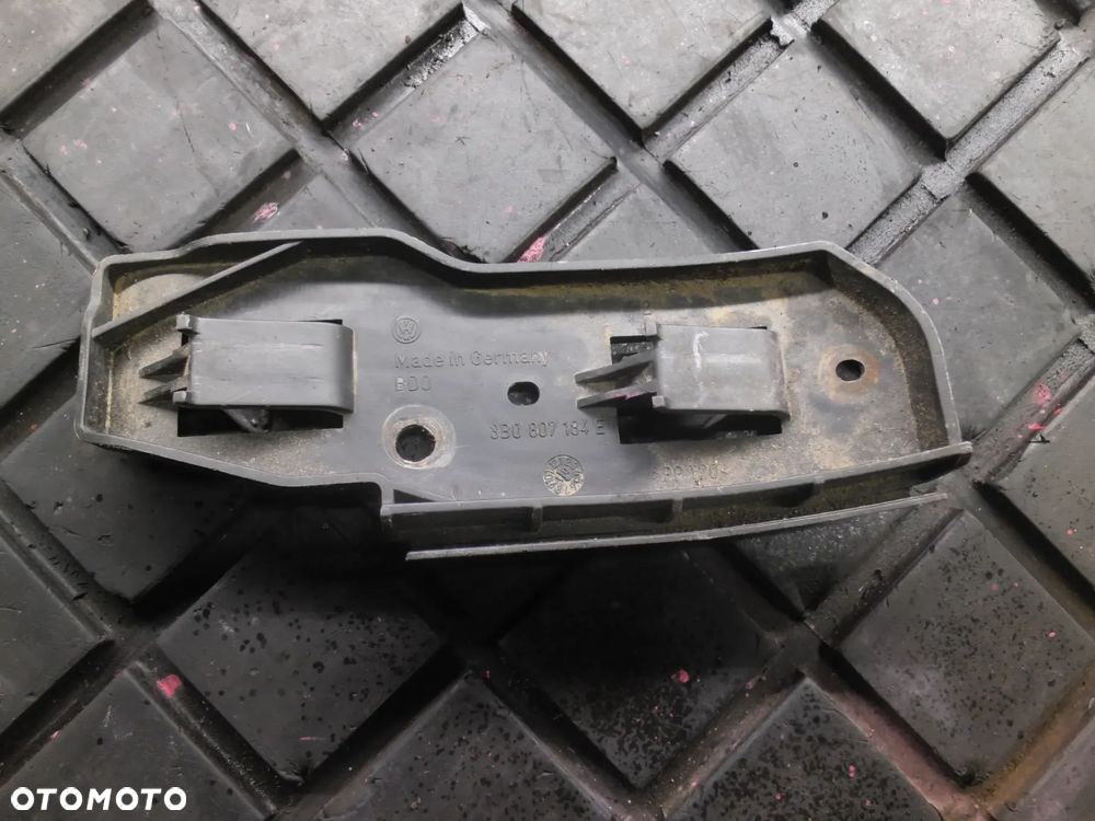 VW PASSAT B5 FL UCHWYT ŚLIZG MOCOWANIE ZDERZAKA PRAWY PRZÓD 3B0807184E - 2