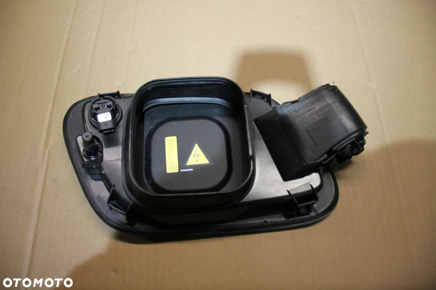 VOLVO XC40 C40 KLAPKA MECHANIZM WLEWU PALIWA 32357683 - 3