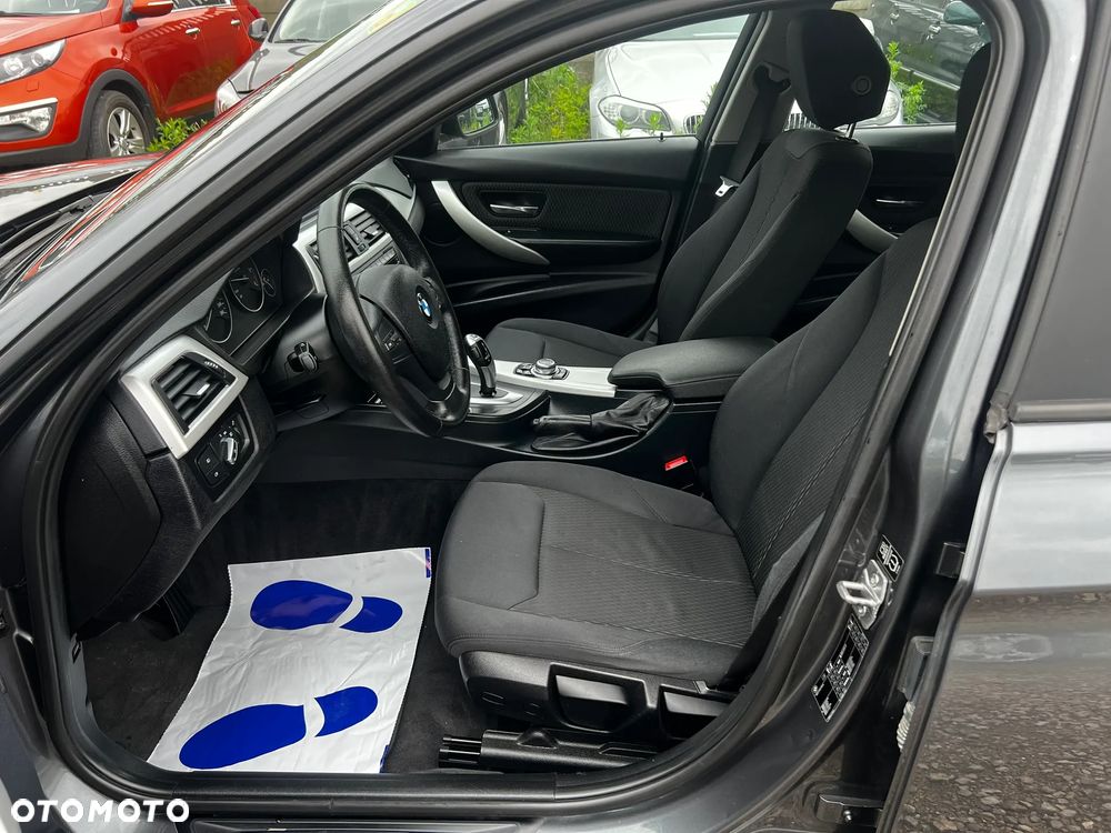BMW Seria 3 320d Touring - 14