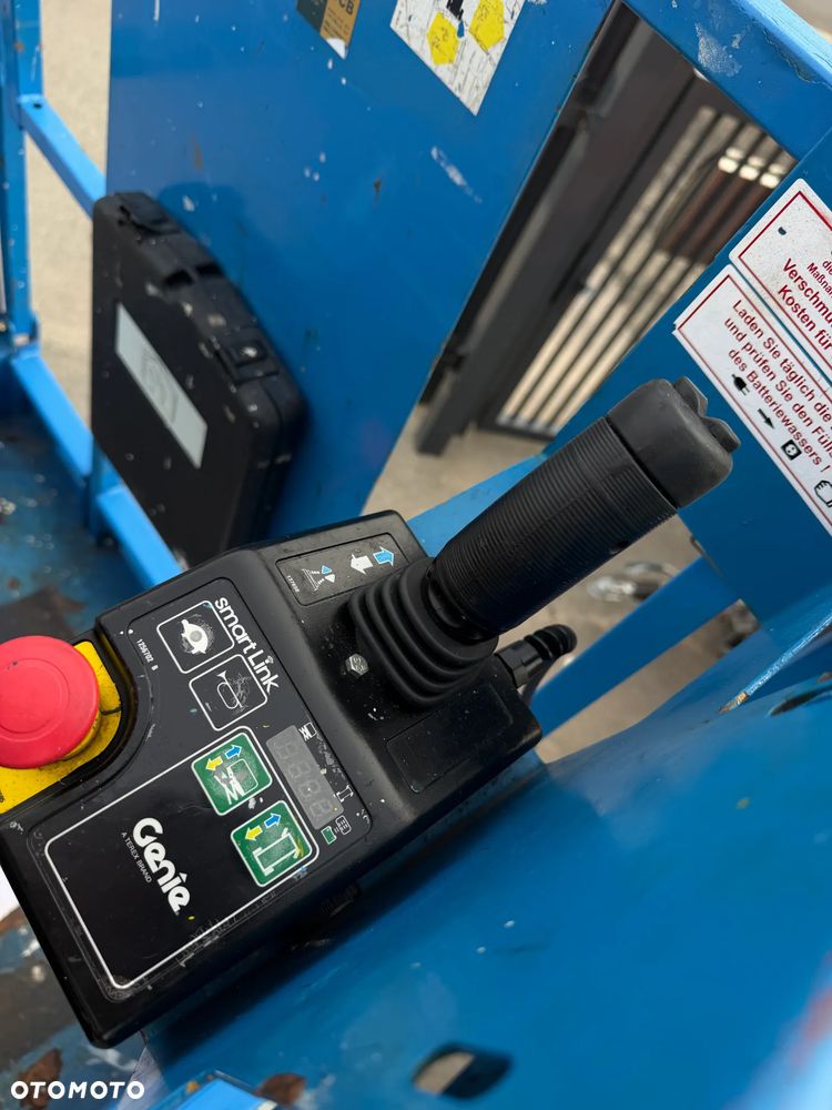 Genie GS-4047. Zwyżka Platforma Nożycowa 14 metrów wysokość robocza. Podnośnik przywieziony z Norwegii praktycznie zerowe zużycie. Pracował w urzędzie komunalnym 1 raz w roku okres świąteczny! Udzwig 380 kg. Rozsuwany Balkon. Sterowanie góra dół. Akumlatory w świetnej kondycji z 2024 roku. Wielka Okazja! - 35