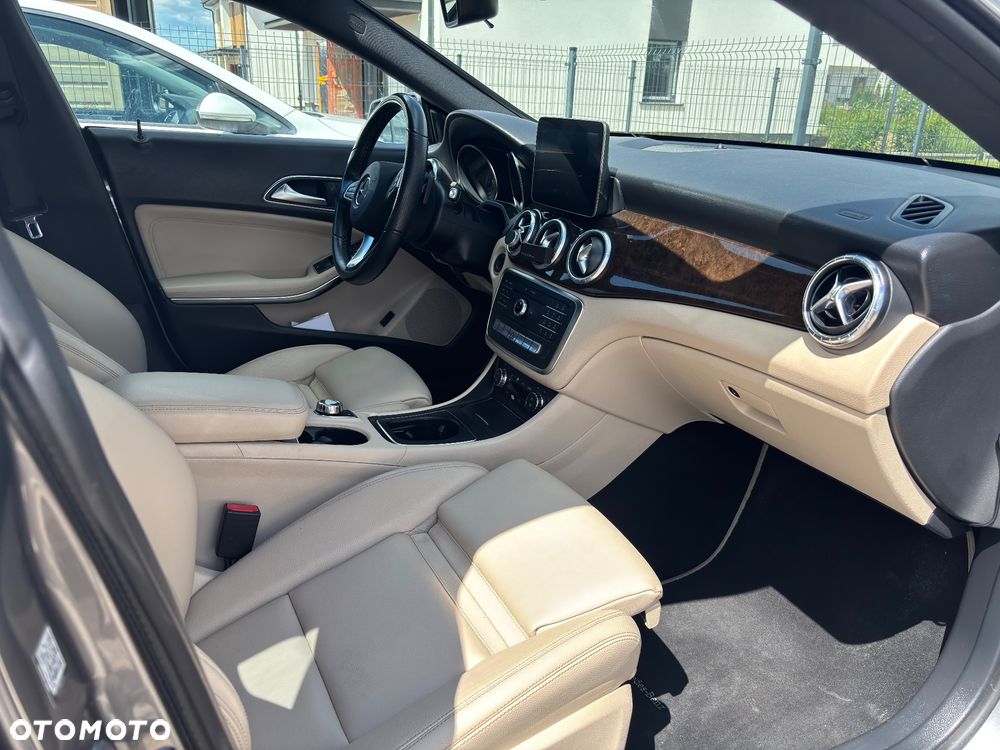 Mercedes-Benz CLA 250 7G-DCT UrbanStyle Edition - 12