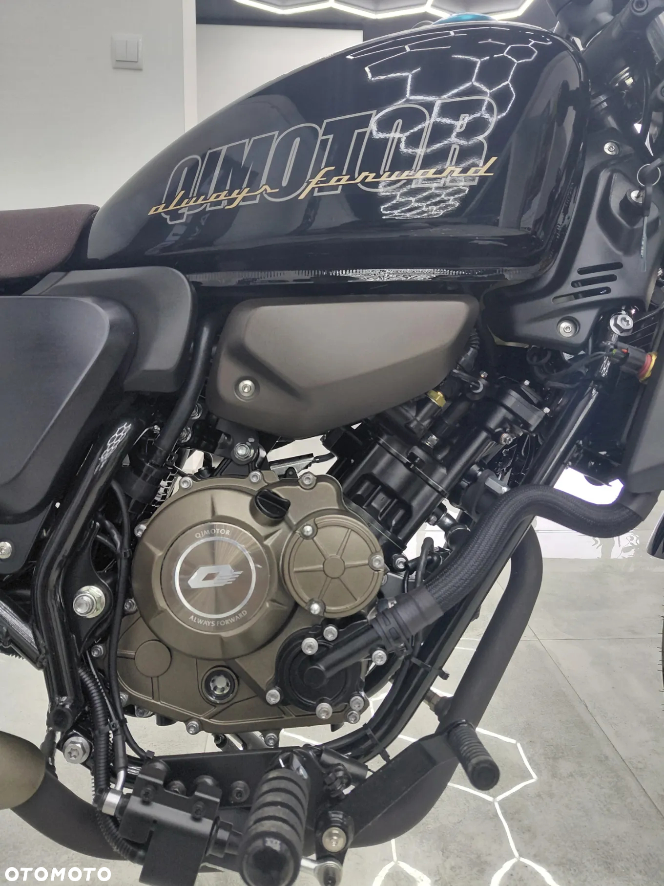 QJMOTOR SRV 125 - 9