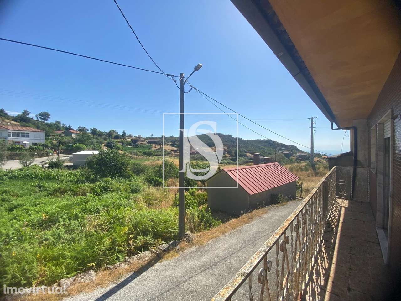 Propriedade com 2 moradias e vários anexos - Grande imagem: 3/37