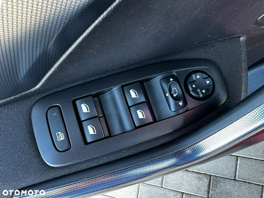 Peugeot 2008 1.2 Pure Tech Allure S&S - 18