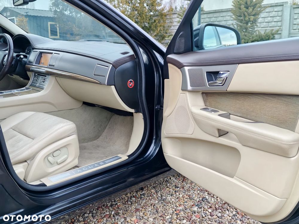 Jaguar XF 2.7 V6 D Luxury - 11