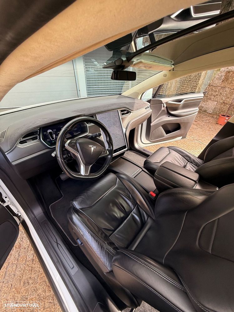 Tesla Model X - 15