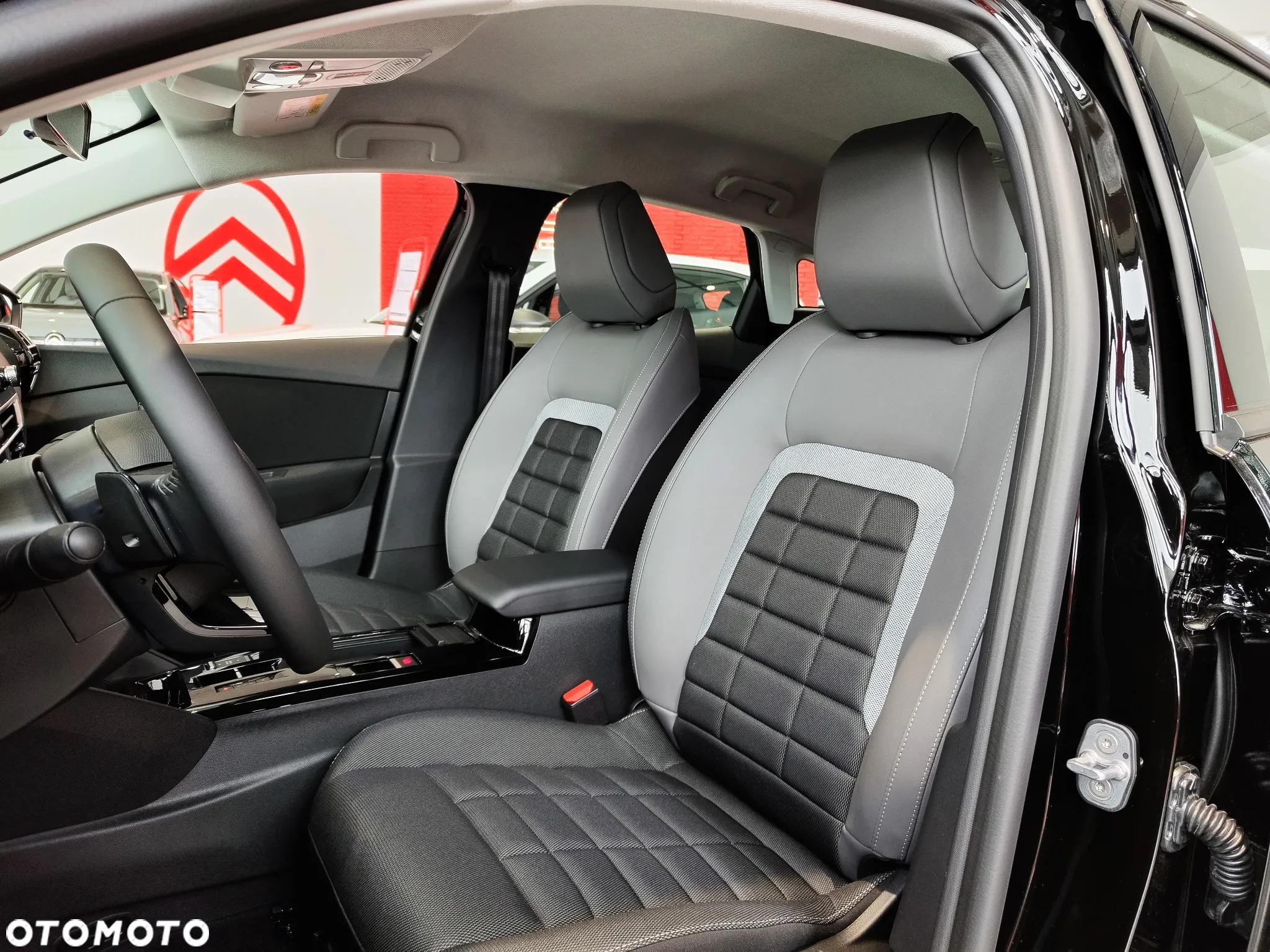 Citroën C4 1.2 mHEV Plus eDCT6 - 12