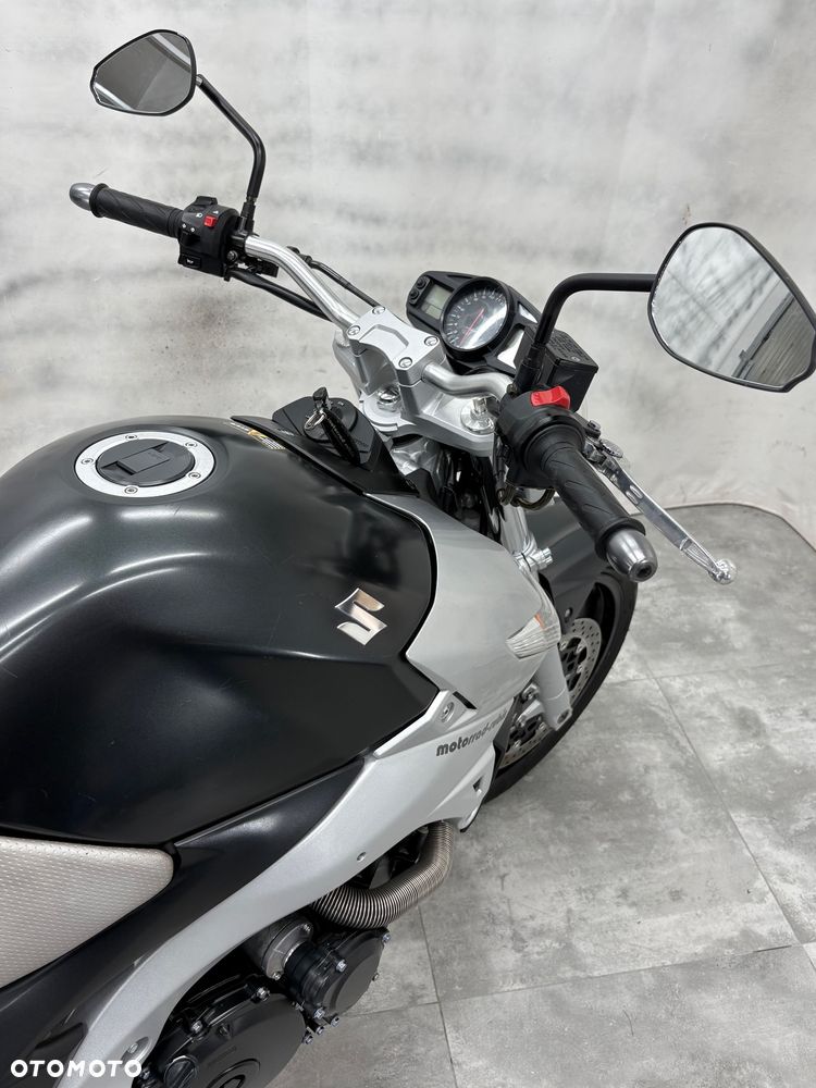 Suzuki GSR - 8