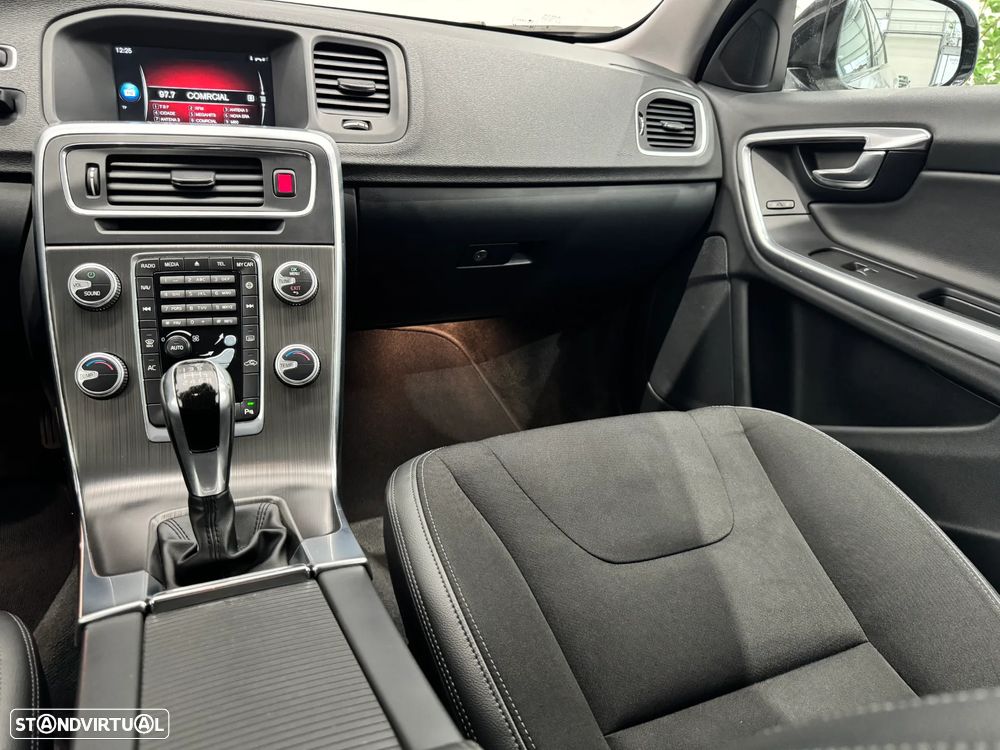 Volvo V60 Cross Country 2.0 D3 Summum - 22