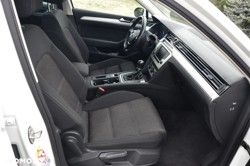 Volkswagen Passat - 32