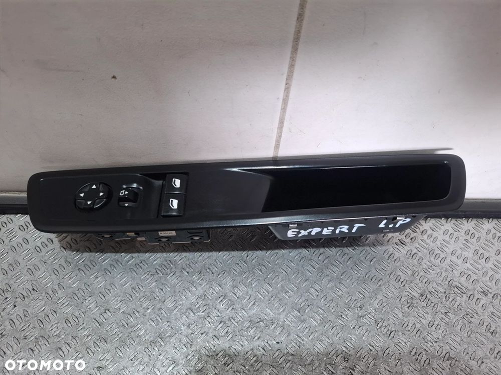 Przełącznik szyb rączka Peugeot Expert 2019 rok lewy przód nr 98144415ZD - 1