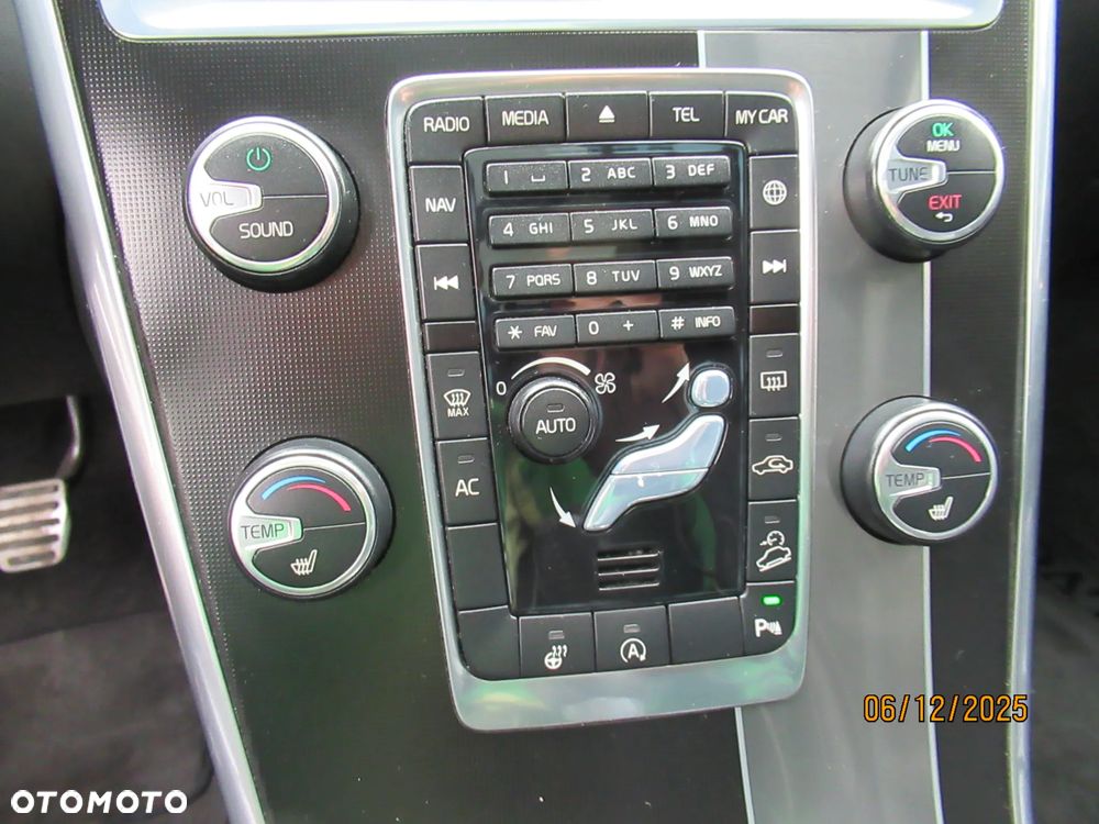 Volvo XC 60 D4 AWD R-Design Momentum - 9