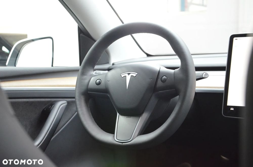 Tesla Model Y Long Range Dual Motor AWD - 17