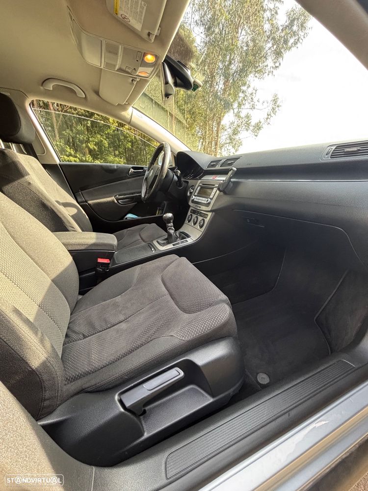 VW Passat 2.0 TDI Confortline - 14