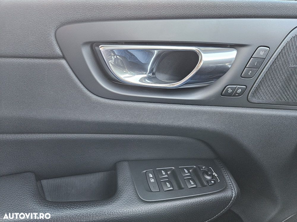 Volvo XC 60 B4 MHEV AWD Momentum Pro - 13