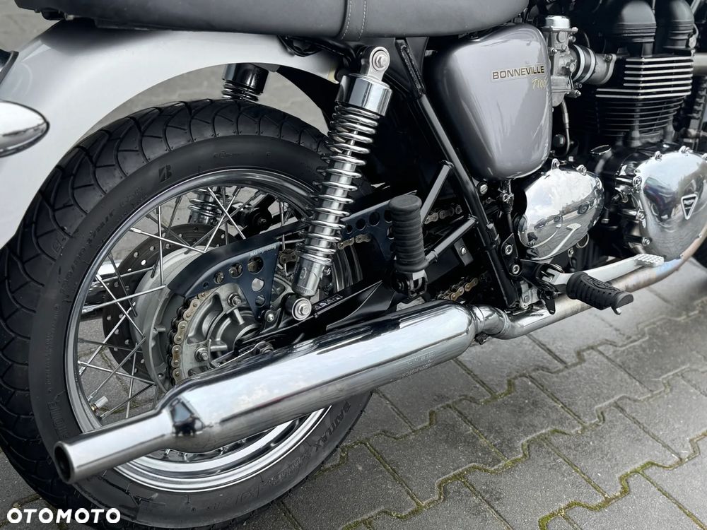 Triumph Bonneville - 12