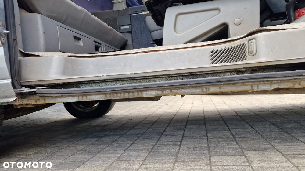 Volkswagen Caravelle - 12