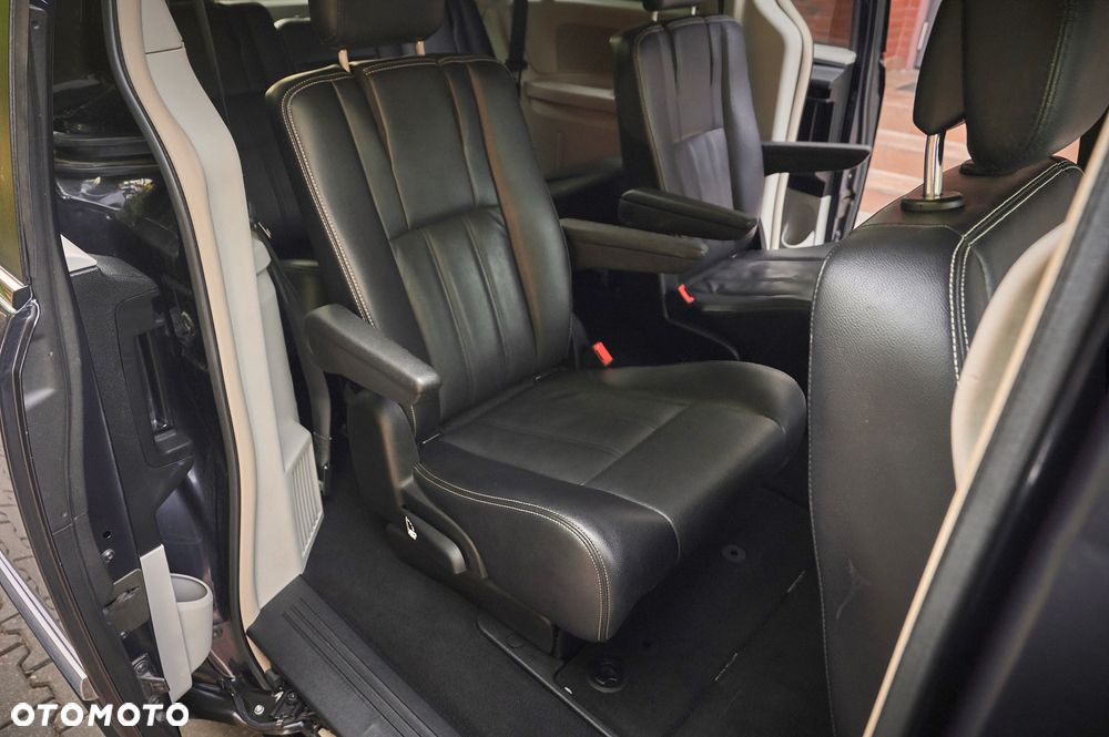 Chrysler Town & Country 3.6 Limited - 31